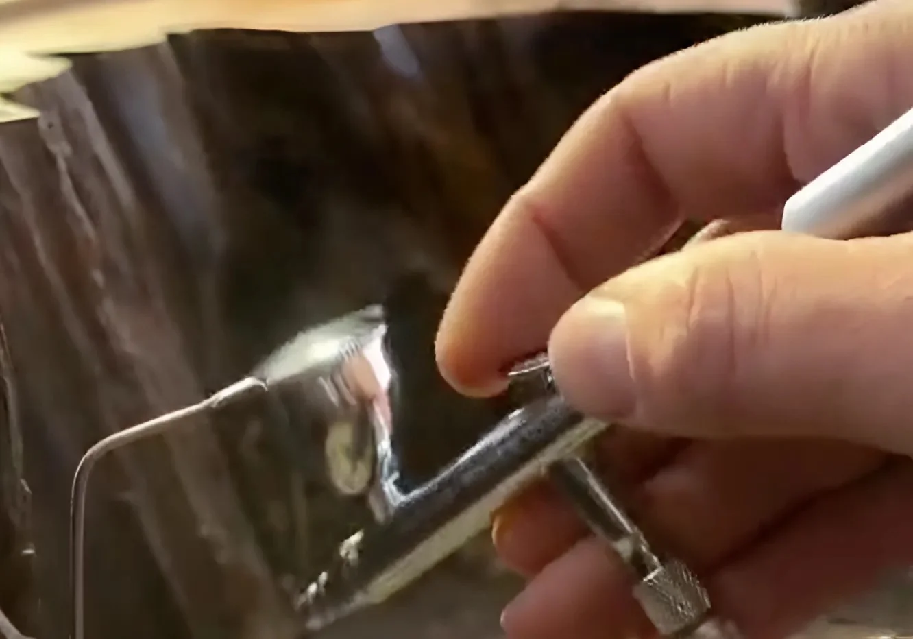 הוא התחיל עם גזע עץ שבור – והתוצאה פשוט לא תיאמן