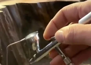 הוא התחיל עם גזע עץ שבור – והתוצאה פשוט לא תיאמן