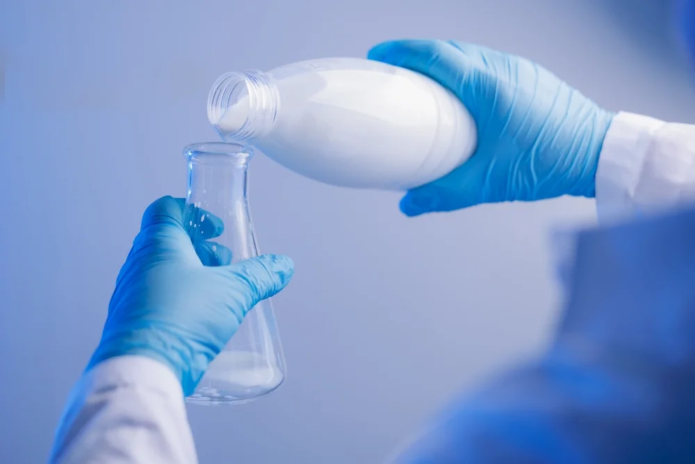 החלב לא נח בשבת: הדילמה ההלכתית שמאחורי כל קרטון