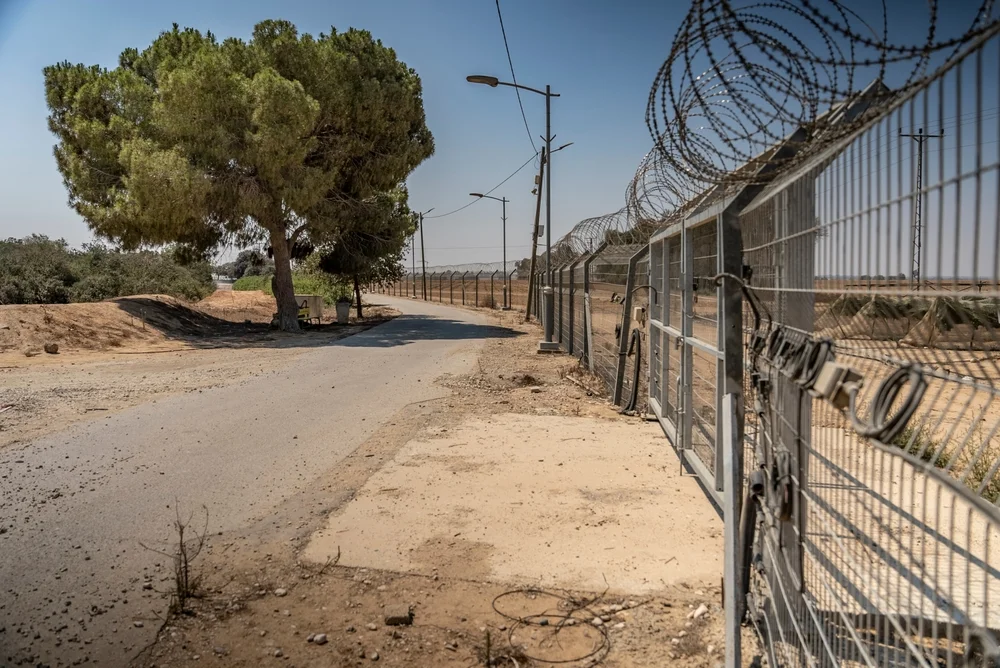 הסתתרו בשדות: הסיפור המצמרר של בני הזוג מניר עוז