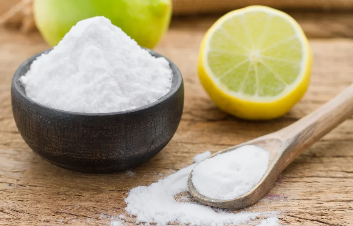 אבקה אחת, אין־ספור שימושים: כך תהפכו את סודה לשתייה לתכשיר הטיפוח הביתי שלכם