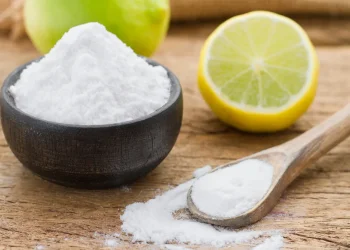 אבקה אחת, אין־ספור שימושים: כך תהפכו את סודה לשתייה לתכשיר הטיפוח הביתי שלכם