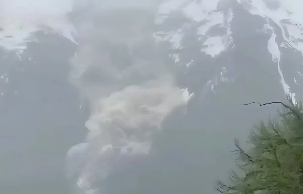 אסון נמנע ברגע האחרון: קרחון קרס מהאלפים וכמעט מחק כפר שלם