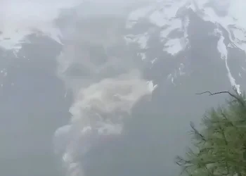 אסון נמנע ברגע האחרון: קרחון קרס מהאלפים וכמעט מחק כפר שלם