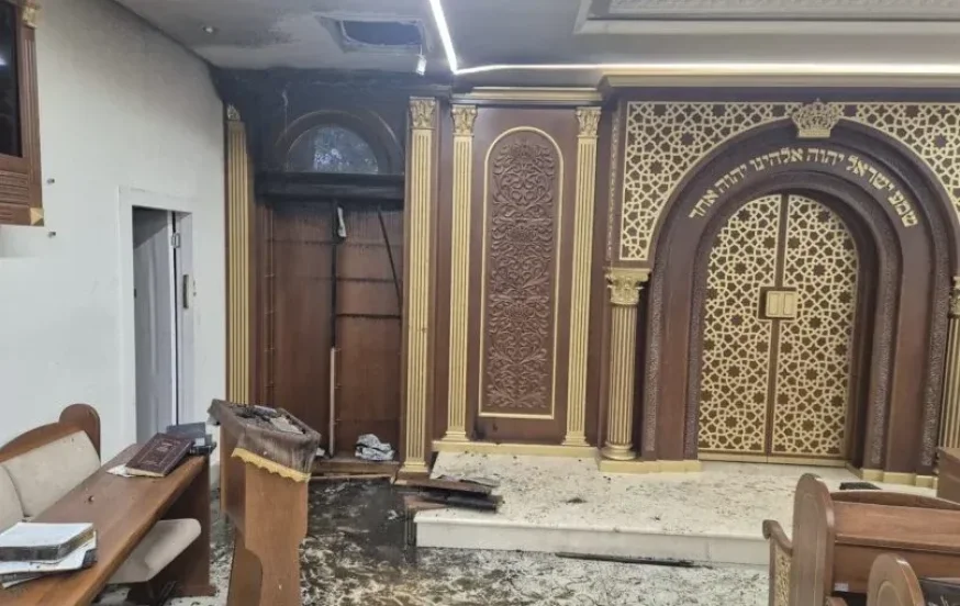 מראות קשים: שריפה בבית הכנסת של הרב יצחק יוסף &ndash; השב"כ מעורב