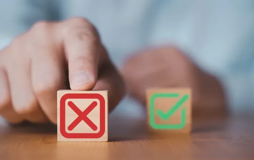 הטעות הקטנה שכולנו עושים בנטילת ידיים – ועלולה להפוך את הלחם ל"טמא" הטעות הקטנה שכולנו עושים בנטילת ידיים – ועלולה להפוך את הלחם ל"טמא"