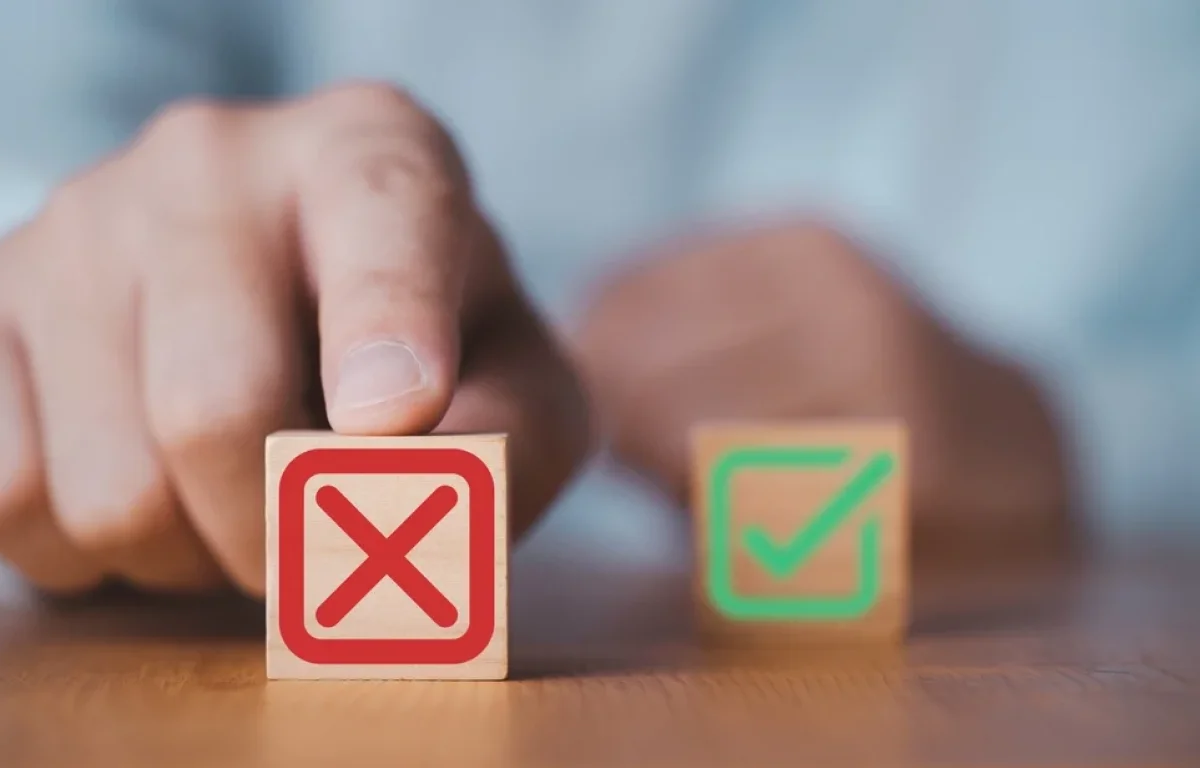 הטעות הקטנה שכולנו עושים בנטילת ידיים – ועלולה להפוך את הלחם ל"טמא" הטעות הקטנה שכולנו עושים בנטילת ידיים – ועלולה להפוך את הלחם ל"טמא"