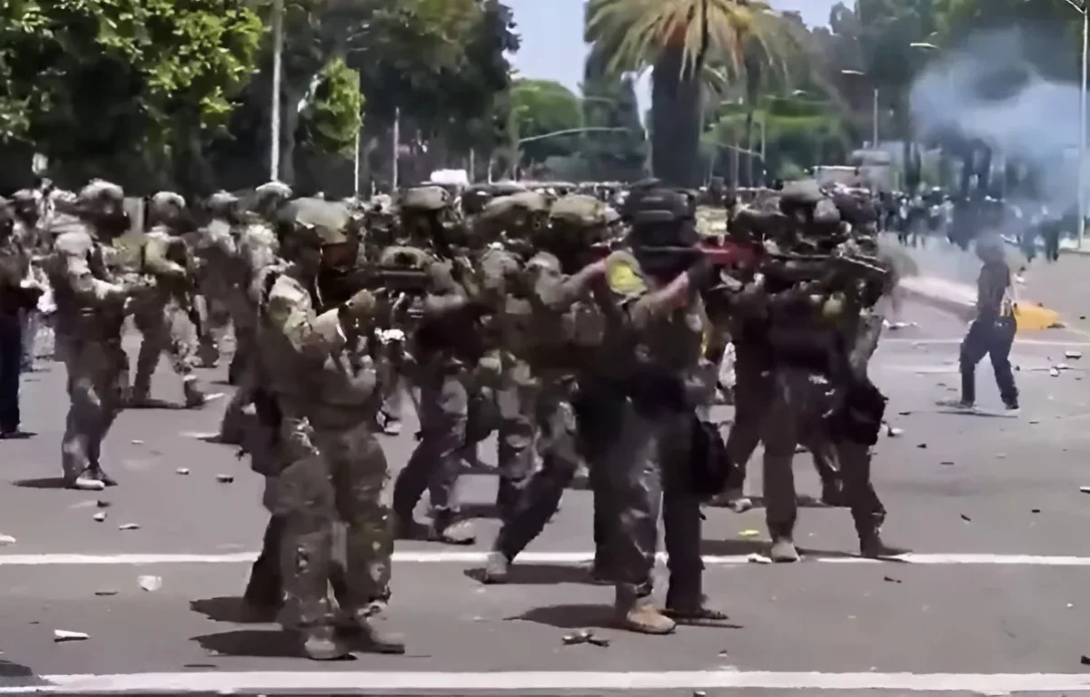 לוס אנג'לס: טראמפ שלח 2,000 חיילים בעקבות מהומות סביב גירוש מהגרים