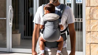 למה השכנות נתנו את השם לילד?