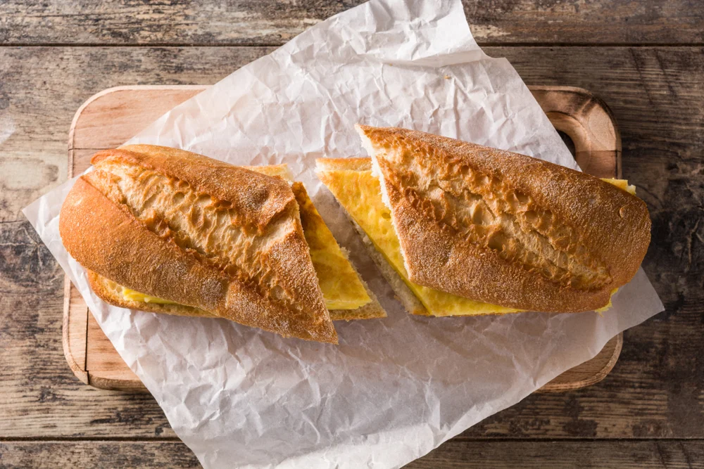 כמו בבית קפה בפריז: כריך בגט עם חביתה רכה וגבינת שמנת