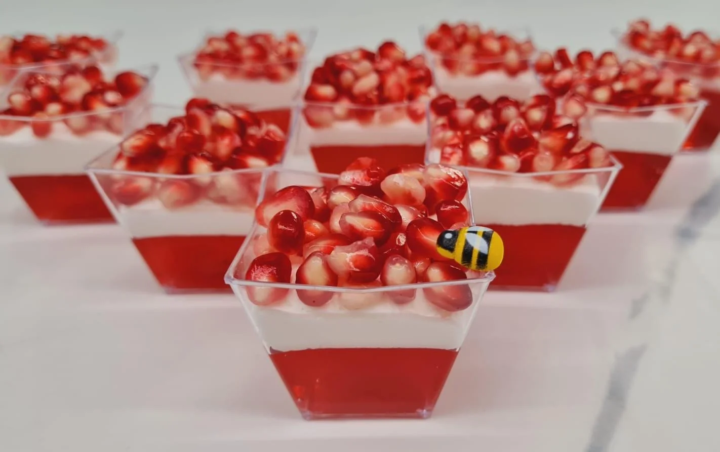 חגיגה בכוס: קינוח ג׳לי וקרם גבינה עם רימונים