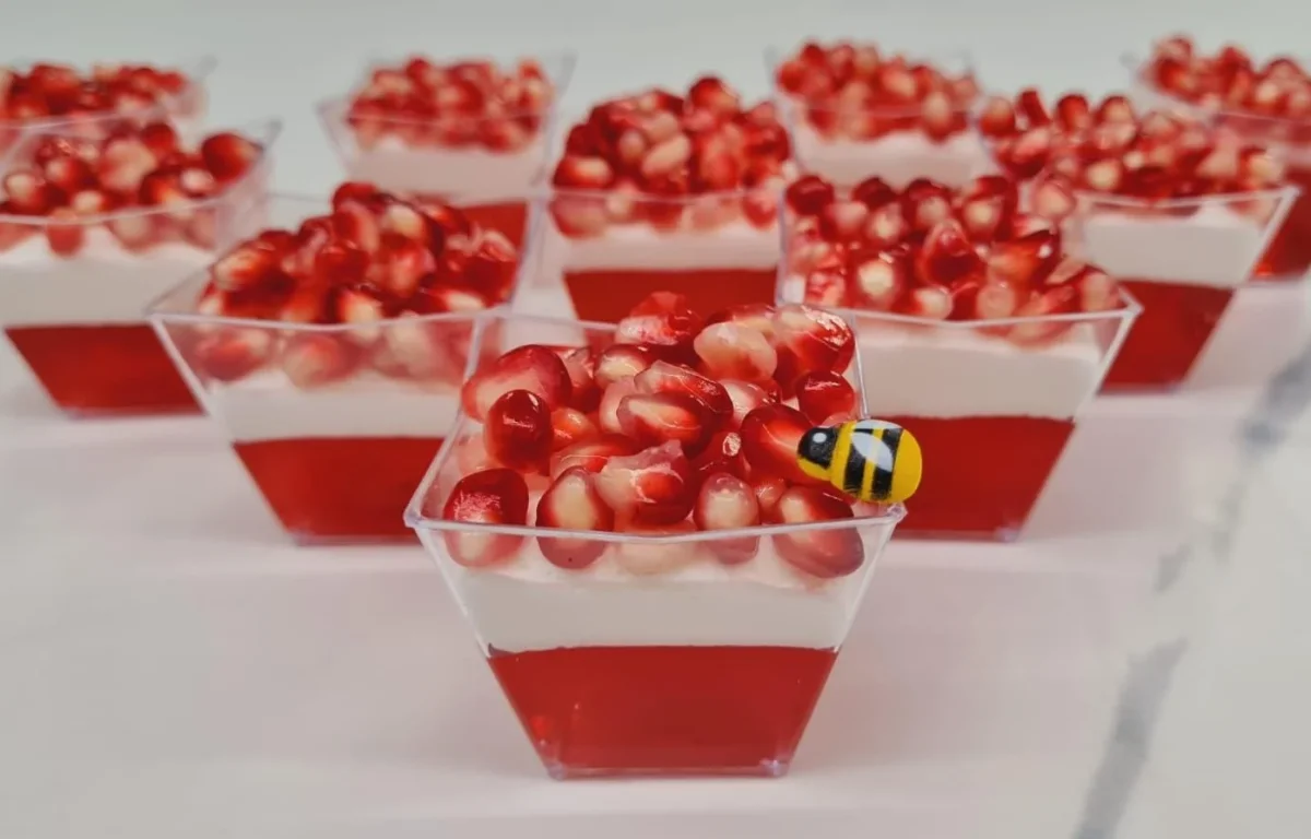 חגיגה בכוס: קינוח ג׳לי וקרם גבינה עם רימונים