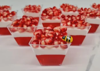 חגיגה בכוס: קינוח ג׳לי וקרם גבינה עם רימונים