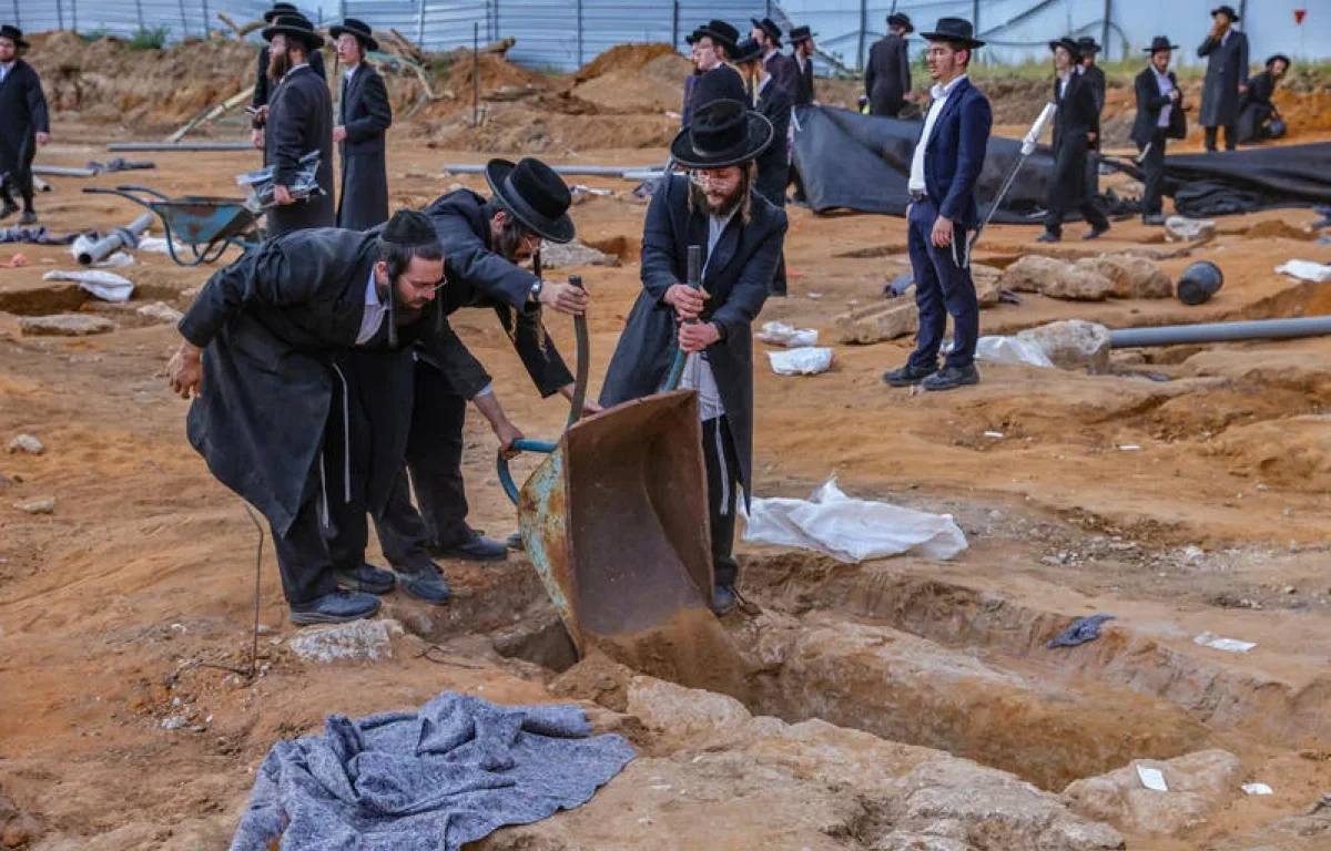 סערת הקברים באתר הבנייה ביהוד: השר עמיחי אליהו הורה &ndash; עצרו מיד את עבודות הבנייה