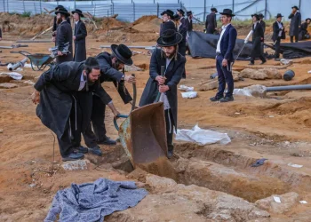 סערת הקברים באתר הבנייה ביהוד: השר עמיחי אליהו הורה &ndash; עצרו מיד את עבודות הבנייה