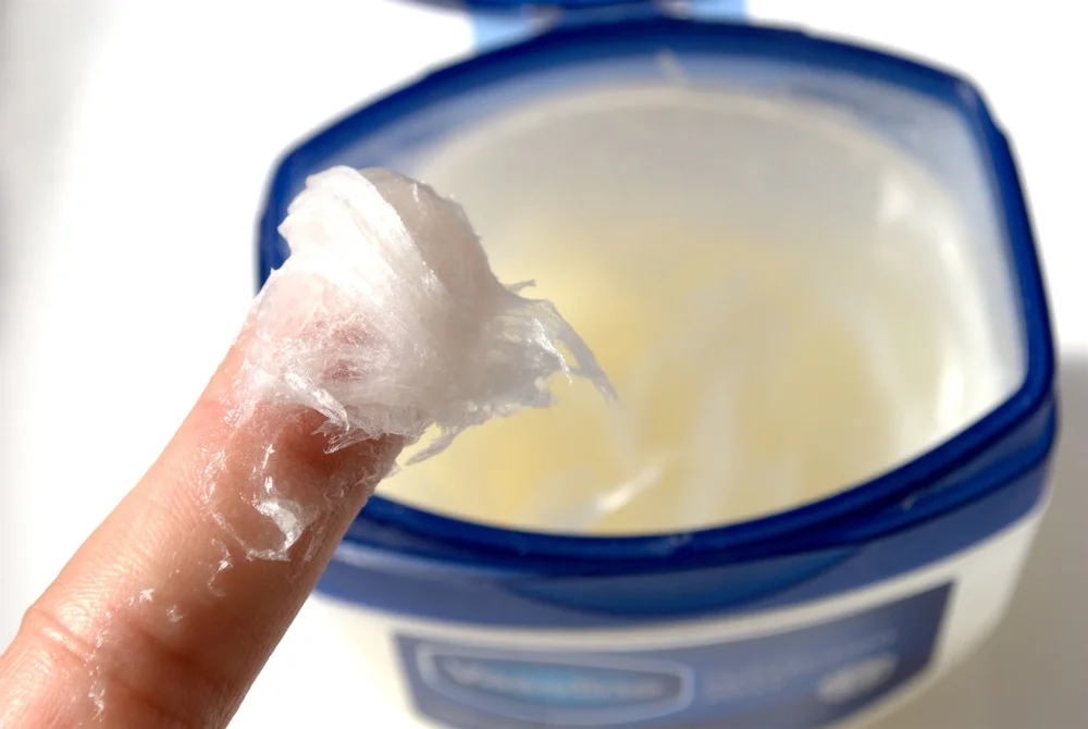 לא רק לשפתיים: 15 שימושים מפתיעים לווזלין שכל אחד צריך להכיר לא רק לשפתיים: 15 שימושים מפתיעים לווזלין שכל אחד צריך להכיר