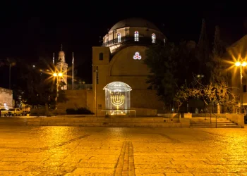 סגולת המנורה: המזמור שנמסר לדוד המלך ומגן מכל צרה סגולת המנורה: המזמור שנמסר לדוד המלך ומגן מכל צרה