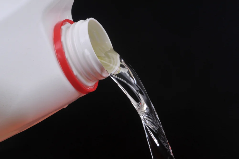  החומר שפעם ניקו איתו הכול – חזר ובגדול: כך תשתמשו באקונומיקה בלי טעויות