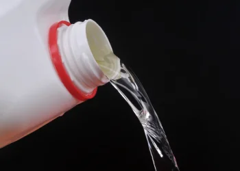  החומר שפעם ניקו איתו הכול &ndash; חזר ובגדול: כך תשתמשו באקונומיקה בלי טעויות