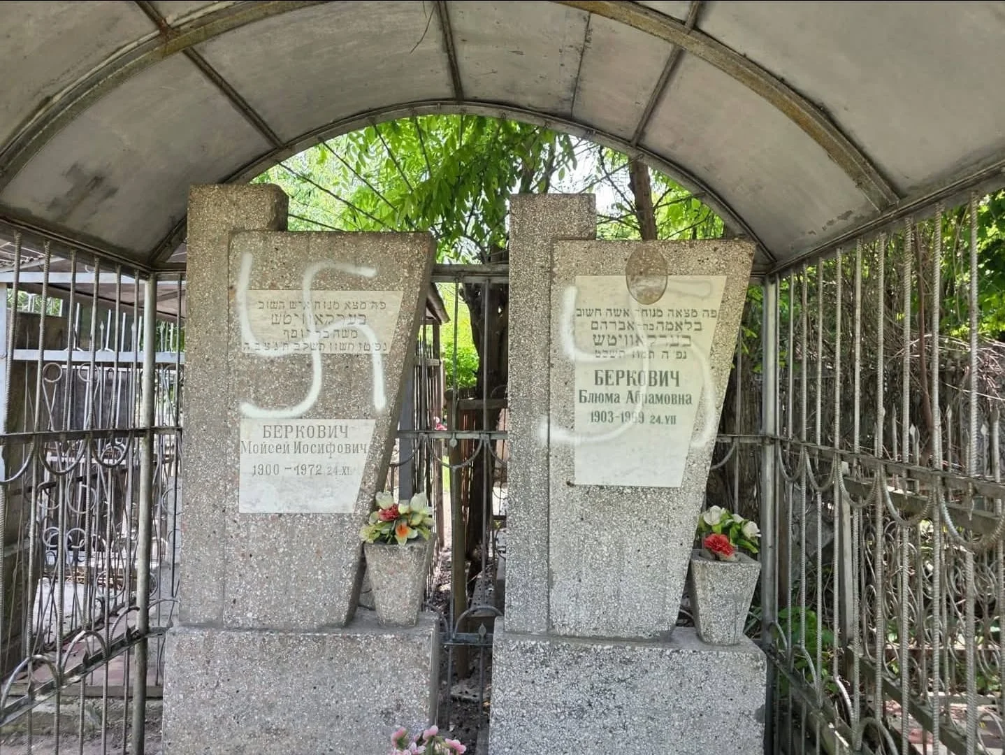 בצל המלחמה במזרח התיכון: חוללו עשרות קברים בבית העלמין היהודי בקישינב בצל המלחמה במזרח התיכון: חוללו עשרות קברים בבית העלמין היהודי בקישינב