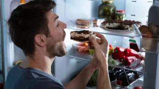 למה כולנו משתוקקים למתוק בימי מלחמה - ואיך לעזור לגוף בלי לקרוס?