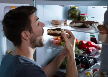 למה כולנו משתוקקים למתוק בימי מלחמה &ndash; ואיך לעזור לגוף בלי לקרוס?