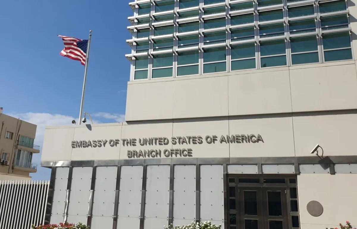 פגיעה בסמוך לשגרירות האמריקאית בת"א &ndash; השגריר: "נזק קל בלבד"