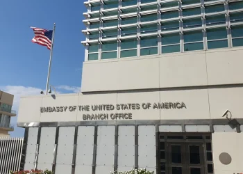 פגיעה בסמוך לשגרירות האמריקאית בת"א &ndash; השגריר: "נזק קל בלבד"