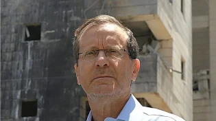 הנשיא הרצוג בזירת הנפילה בפ"ת: "איראן לא תערער את רוח העם"