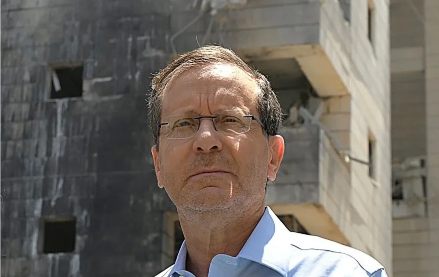 הנשיא הרצוג בזירת הנפילה בפ"ת: "איראן לא תערער את רוח העם"