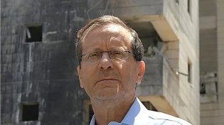 הנשיא הרצוג בזירת הנפילה בפ"ת: "איראן לא תערער את רוח העם"
