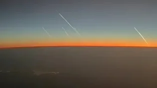 כך זה נראה מהאוויר: נוסע תיעד את מטח הטילים חוצה האטמוספירה