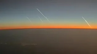 כך זה נראה מהאוויר: נוסע תיעד את מטח הטילים חוצה האטמוספירה