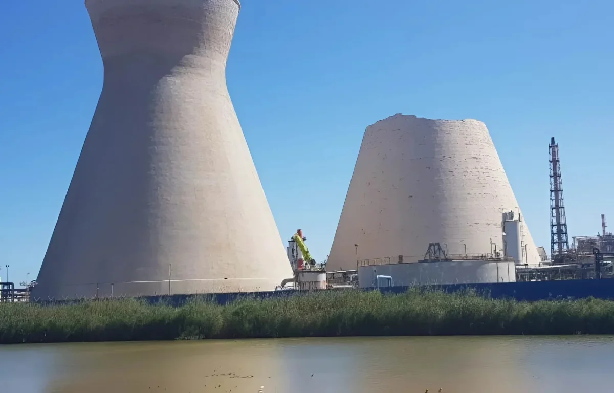 נזק כבד בבתי הזיקוק בחיפה בעקבות פגיעת הטיל: קבוצת "בזן" מדווחת על שיבוש חמור בפעילות