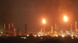 שלושה הרוגים בפגיעה ישירה בבתי הזיקוק בחיפה - פעילות בז"ן הופסקה