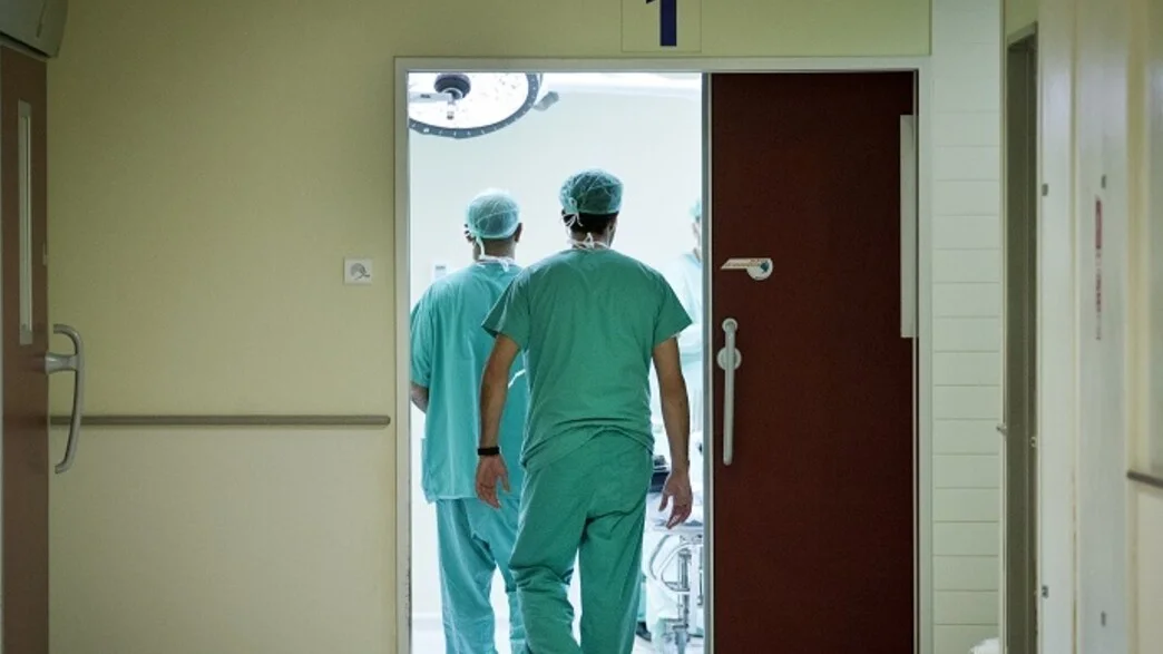 רופאים לא מצליחים לחזור מחו"ל ו"מנסים להציל חיים דרך הזום"