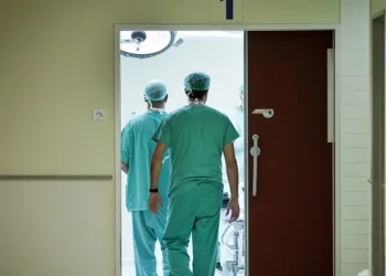 רופאים לא מצליחים לחזור מחו"ל ו"מנסים להציל חיים דרך הזום"