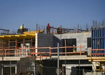 עקב המלחמה: הופסקה העבודה בשליש מאתרי הבנייה בארץ עקב המלחמה: הופסקה העבודה בשליש מאתרי הבנייה בארץ