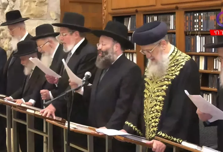 שידור חי ממנהרות הכותל: תפילה אדירה עם גדולי הרבנים