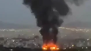 התקיפות בטהרן נמשכות: תיעוד דרמטי מהלהבות שפרצו בלב הבירה האיראנית