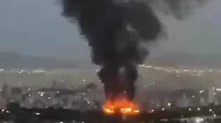 התקיפות בטהרן נמשכות: תיעוד דרמטי מהלהבות שפרצו בלב הבירה האיראנית