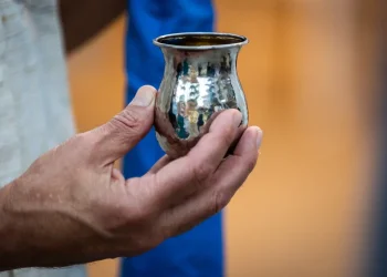 כוס קידוש חלקה או עם שפה?