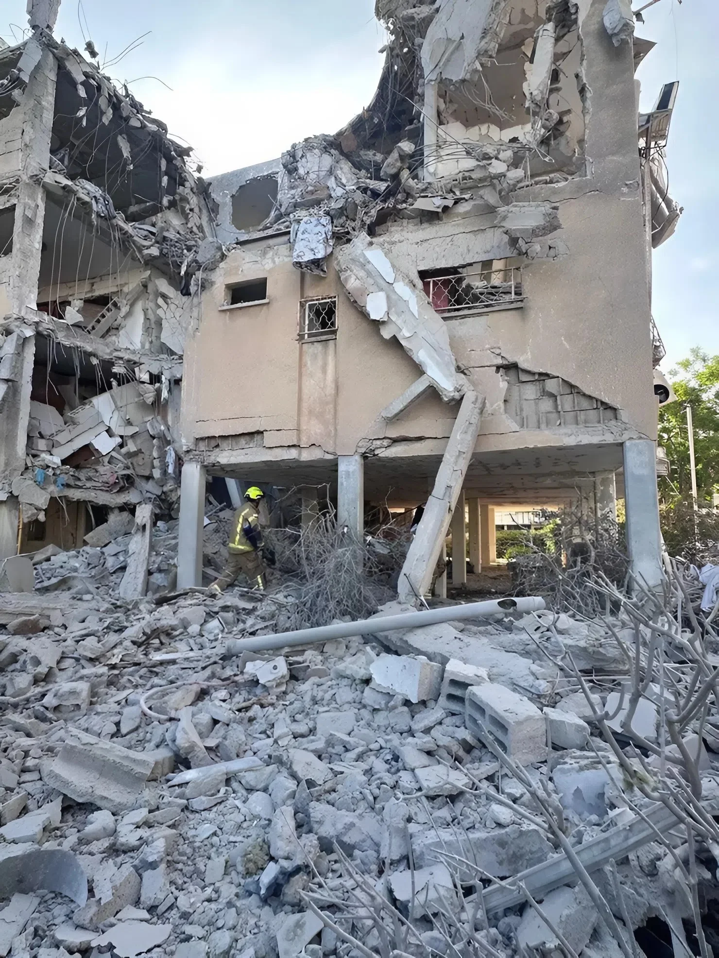 פגיעות בגוש דן: 4 פצועים קשה בחולון, נזק כבד בבורסה