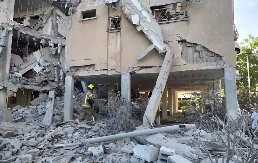 פגיעות בגוש דן: 4 פצועים קשה בחולון, נזק כבד בבורסה פגיעות בגוש דן: 4 פצועים קשה בחולון, נזק כבד בבורסה