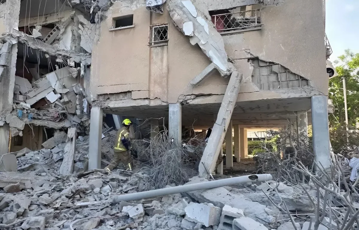 פגיעות בגוש דן: 4 פצועים קשה בחולון, נזק כבד בבורסה