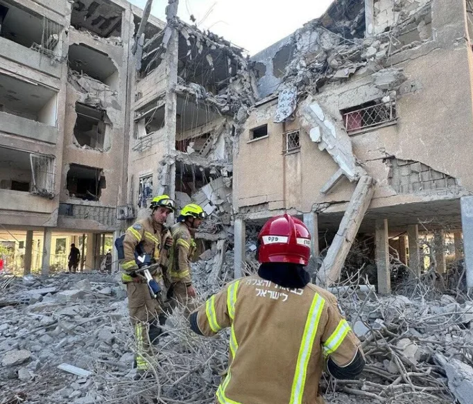 “נס עצום: ארבעה טילים בליסטיים נפלו באזורים מאוכלסים – ללא אבדות בנפש “נס עצום: ארבעה טילים בליסטיים נפלו באזורים מאוכלסים – ללא אבדות בנפש