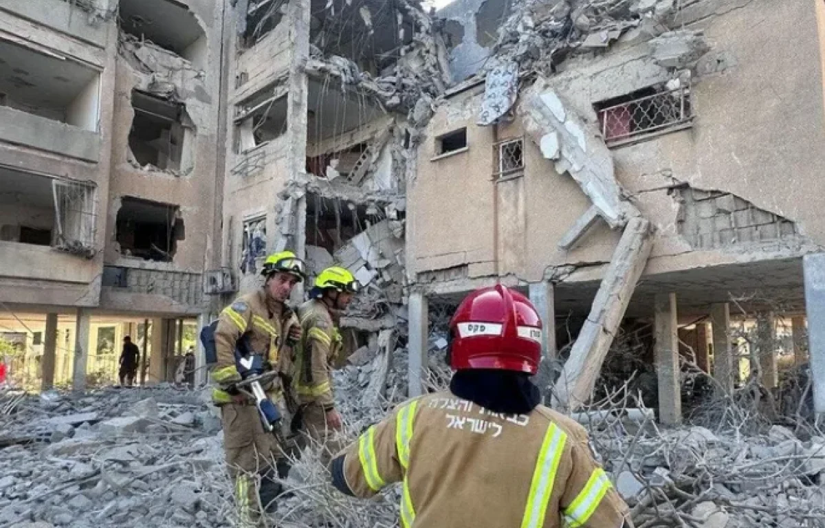 “נס עצום: ארבעה טילים בליסטיים נפלו באזורים מאוכלסים – ללא אבדות בנפש “נס עצום: ארבעה טילים בליסטיים נפלו באזורים מאוכלסים – ללא אבדות בנפש