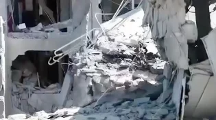 תיעוד מהאוויר: רחפן מתעד את הנזק לבניין בחולון לאחר פגיעה ישירה