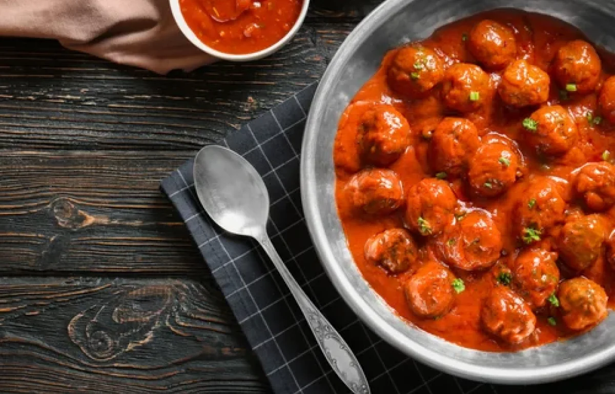 קציצות עוף ברוטב אדום עשיר: מתכון קל, מחמם לב ומושלם ליום ראשון