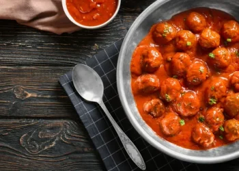 קציצות עוף ברוטב אדום עשיר: מתכון קל, מחמם לב ומושלם ליום ראשון